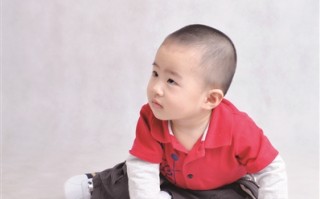 小孩踢足球吃牛肉吗，小孩踢足球简笔画